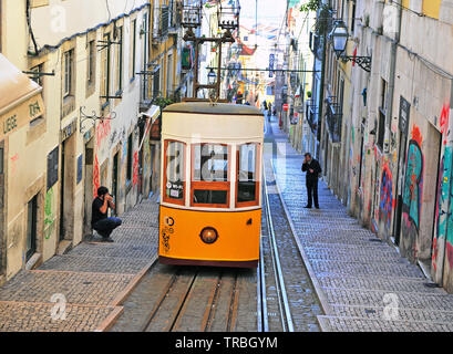 Lissabon, Portugal - 14. Februar: Bica Standseilbahn in der Straße von Lissabon, Portugal am 14. Februar 2019. Stockfoto