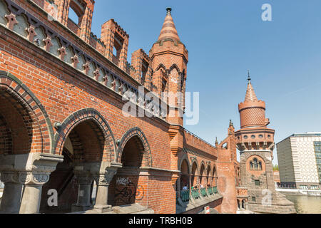 BERLIN, DEUTSCHLAND - 18 April 2019: die Menschen besuchen Oberbaumbrücke über die Spree. Es ist eine doppelstöckige Brücke links Friedrichshain und Kreuzberg, fo Stockfoto