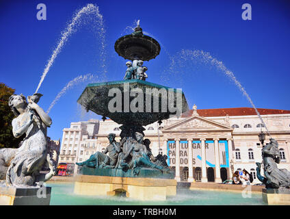 Lissabon - 14. Februar: Schönen Brunnen am Platz Rossio, Lissabon, Portugal am 14. Februar 2019. Stockfoto