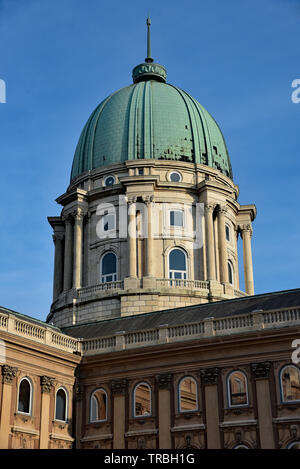 Die riesigen neo-klassischen kupfernen Kuppel des Royal Palace, aka Buda Castle, Castle Hill, Burgviertel, Budapest, Ungarn, Europa. Stockfoto