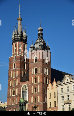 Gotische Turmspitze des Bugle-Call Turm der Kirche St. Maria, mit Türmchen geschmückt und mit einer vergoldeten Krone, Altstadt, Krakau, Polen, Europa gekrönt. Stockfoto