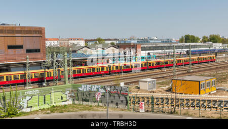 BERLIN, DEUTSCHLAND - 18 April 2019: Passagiere Züge warten auf den Bahnsteigen der S-Bahn Station Depot Warschauer Straße. Es ist ein Austausch Knoten Linien Stockfoto