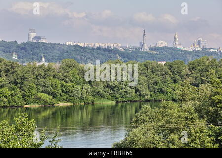 Die Ansicht der Dnepr (Dnipro) River Green Hills in Kiew mit dem Mutterland Denkmal und den goldenen Kuppeln von Kiew Pecherskaya Lavra, die XI monestry von Höhlen Stockfoto