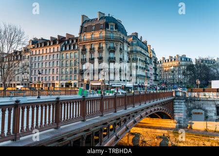 Ein Blick auf die Pont au Double Fall Iron Bridge, schneidet mit der qai de Montebello entlang der Seine in der Nähe von der Kathedrale Notre Dame in Paris. Stockfoto