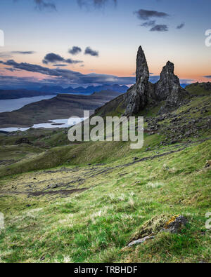 Alte Mann der storr fotografiert bei Sonnenuntergang mit dramatischen Himmel. berühmten Felsformation, Wahrzeichen und Touristen Attraktion auf der Isle of Skye, Schottland. Stockfoto