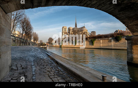 Morgen Blick auf die Kathedrale Notre Dame, Paris, Frankreich, im Winter von den Damm des Flusses Seine mit der Brücke. Stockfoto