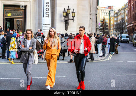 LONDON - 16.Februar 2018: Fashionista besuchen Fashion Scout bei der London Fashion Week Februar 2018 Sammlungen auf Freimaurer' Hall in London. Stockfoto