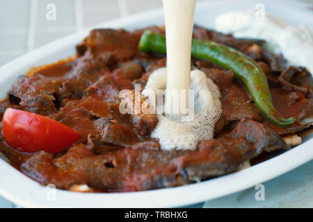 Traditionelle türkische Döner auch Iskender bekannt. Im türkischen Stil Döner essen auf dem Tisch. Stockfoto