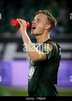 Wolfsburg, Deutschland, 11. August 2018: Fußball-Spieler Yannick Gerhardt Wasser trinken am Ende des Fußballspiels. Stockfoto