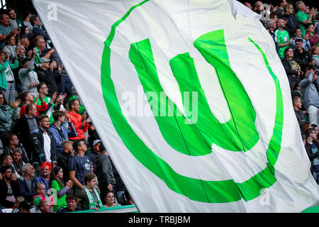 Wolfsburg, Deutschland, 11. August 2018: Tusk und grüne Flagge rund um den VfL Wolfsburg in der Volkswagen Arena in Wolfsburg. Stockfoto