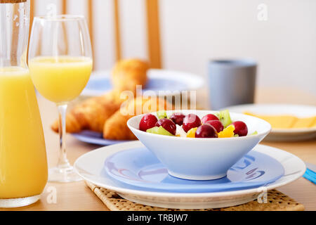 Schließen Sie die frische, gesunde, nahrhafte Frühstück Krug Glas mit orange natürliche Saft, Croissants auf Hintergrund Stockfoto