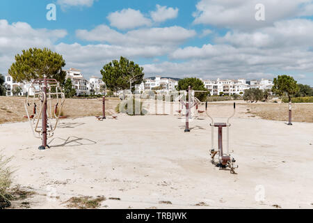 Outdoor Fitnessgeräte am Sandstrand in öffentlichen Park für einen gesunden aktiven Lebensstil, niemand. Torrevieja Resort City, Provinz Alicante, Costa Stockfoto