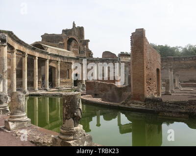 Die "Maritime Theater' mit seinen Säulen, grüne Pools und zerstörten Statuen ist Teil der bleibt an der Villa Adriana, die Hadriansvilla bei Tivoli, Rom. Stockfoto