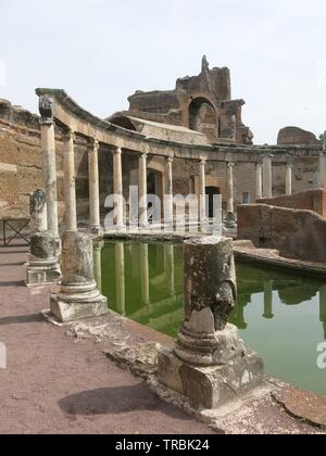 Die "Maritime Theater' mit seinen Säulen, grüne Pools und zerstörten Statuen ist Teil der bleibt an der Villa Adriana, die Hadriansvilla bei Tivoli, Rom. Stockfoto