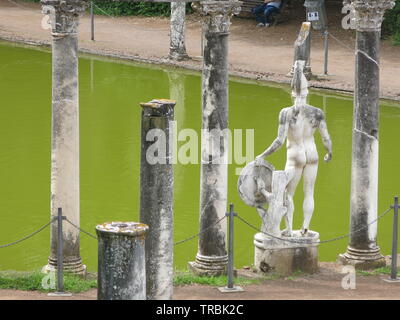 Klassische Säulen und Statuen am einen Ende der Canopus Pool auf die Überreste von Kaiser Hadrian Villa, die Villa Adriana Stockfoto