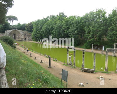 Griechische Statuen säumen den langen canopus Pool mit dem serapeum Grotte an einem Ende; der Kaiser Hadrian Villa an Villa adriana, Tivoli Stockfoto