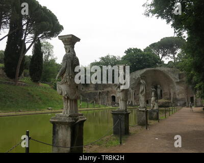 Griechische Statuen säumen den langen canopus Pool mit dem serapeum Grotte an einem Ende; der Kaiser Hadrian Villa an Villa adriana, Tivoli Stockfoto