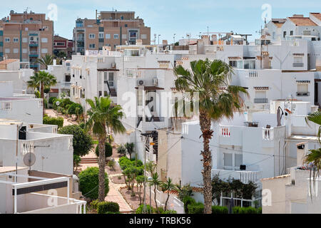 Stadtbild von Torrevieja Resort, modern, weiß getünchten Häusern, Skyline städtischen Szene, Torrevieja ist mediterrane Stadt, beliebtes Reiseziel. Co Stockfoto
