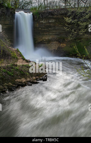 Minnehaha Falls ist eine wunderschöne Oase in der Nähe der Innenstadt von Minneapolis, Minnesota, dass Besucher aus über den Twin Cities. Stockfoto