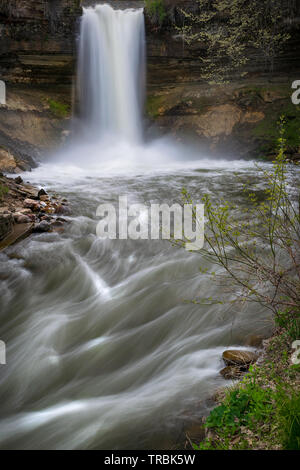 Minnehaha Falls ist eine wunderschöne Oase in der Nähe der Innenstadt von Minneapolis, Minnesota, dass Besucher aus über den Twin Cities. Stockfoto