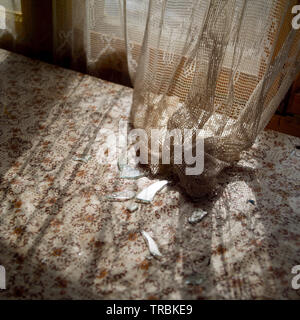 Zerbrochenes Fenster Glas auf einem Tisch, indoor Schuß Stockfoto