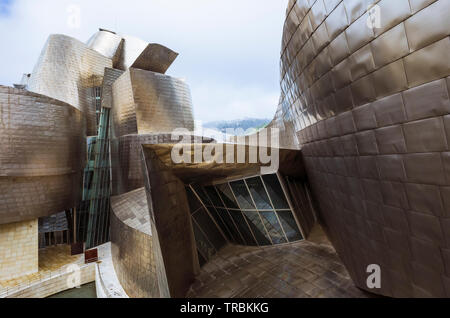 Bilbao, Vizcaya, Baskenland, Spanien: Detail der Titan Fassade des Guggenheim Museum für Moderne und Zeitgenössische Kunst von Architekt Fr konzipiert Stockfoto