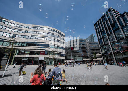 Düsseldorf, Deutschland. Königsalle und Einkaufszentrum Köbogen. Stockfoto