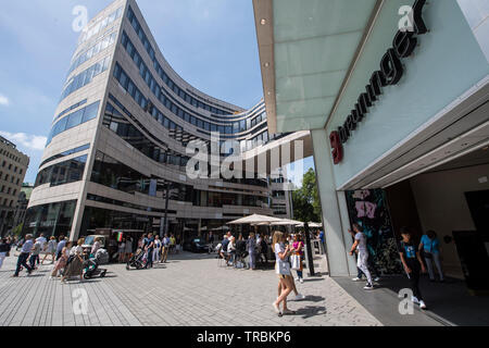 Düsseldorf, Deutschland. Königsalle und Einkaufszentrum Köbogen. Stockfoto