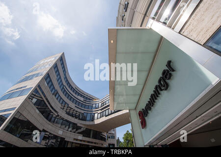 Düsseldorf, Deutschland. Königsalle und Einkaufszentrum Köbogen. Stockfoto