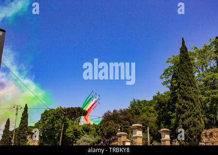 Rom, Italien, 02/Juni/2019. Für das Fest der Republik, der Dreifarbige Pfeile (Vertreter der italienischen Flagge) Fliegen über dem Kolosseum und dem Imper Stockfoto