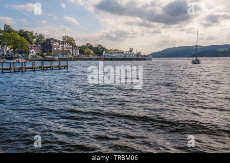 Aussicht auf den See Windermere in Ambleside im Nationalpark Lake District, Cumbria, die ein Boot und Steg Stockfoto