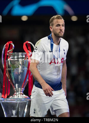 Harry Kane der Sporen an der Trophäe während der UEFA Champions League Finale zwischen den Tottenham Hotspur und Liverpool an der Metropolitano Stadium (Stadion Metropolitano), Av. de Luis Aragons, 4, 28022 Madrid, Spanien am 1. Juni 2019. Foto von Andy Rowland. Credit: PRiME Media Images/Alamy leben Nachrichten Stockfoto