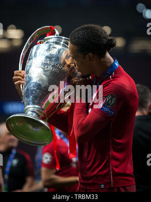 Virgil van Dijk von Liverpool küßt die Trophäe während der UEFA Champions League Finale zwischen den Tottenham Hotspur und Liverpool an der Metropolitano Stadium (Stadion Metropolitano), Av. de Luis Aragons, 4, 28022 Madrid, Spanien am 1. Juni 2019. Foto von Andy Rowland. Credit: PRiME Media Images/Alamy leben Nachrichten Stockfoto