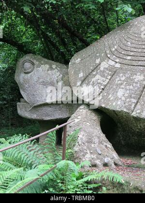 Ein riesiger Stein Skulptur einer Schildkröte ist einer der phantasievolle Tiere in den Wäldern am Sacro Bosco, auch die Villa von Wunder bekannt. Stockfoto