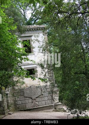 Eine krumme Haus ist einer der exzentrische Installationen am Sacro Bosco, berühmten italienischen Garten aus dem 16. Jahrhundert Stockfoto