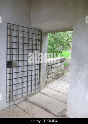 Der Eingang zu den krummen Haus, einer der mehr exzentrischen Installationen am Sacro Bosco, berühmten italienischen Garten aus dem 16. Jahrhundert Stockfoto