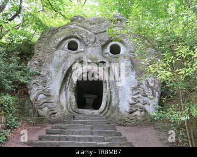 Ein riesiger Stein Monster hat einen Mund groß genug, in die zu gehen; einer der mythologischen Skulpturen in der Sacro Bosco Park, ein berühmter italienischer Garten Stockfoto