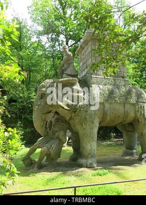 Ein riesiger Elefant ist eine der Skulpturen aus Stein in der Villa von Wundern, oder Sacro Bosco heilige Wald in Mittelitalien Stockfoto