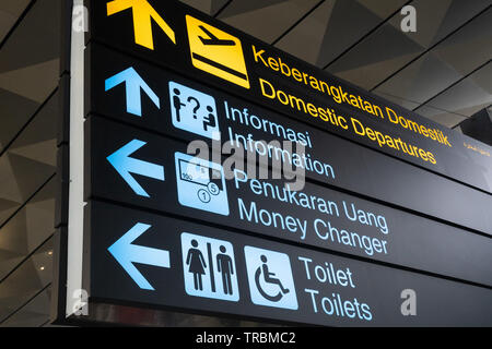 Informationen Anmelden Englisch und Indonesisch sprachen Terminal 3 Gebäude von Soekarno - Hatta International Airport in Neu in Jakarta bauen Stockfoto