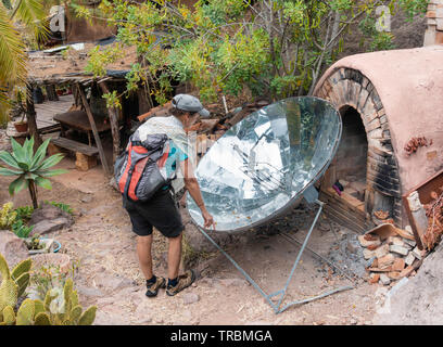 Parabolischen Solarkocher in hippy commune in Spanien Stockfoto