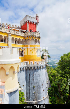 Blick auf den Pena-Palast im Nationalpark Sintra, Portugal Stockfoto