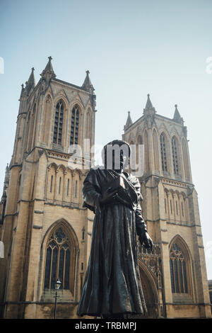 Statue von Rajah Rammohun Roy vor der Kathedrale von Bristol, Gloucestershire, England, UK. Stockfoto