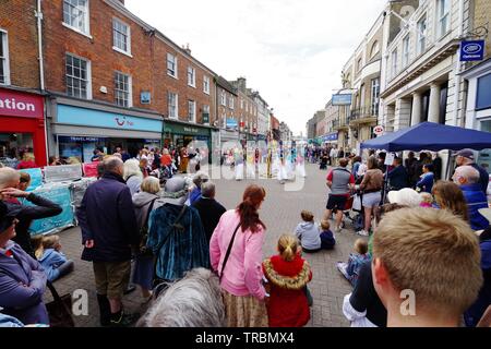 Ein viktorianisches Messe war in Dorchester, Dorset am 2. Juni 2019 in der Feier von dem, was Thomas Hardy 139. Geburtstag gewesen wäre, und 90 Jahre seit seinem Tod statt. Eine Stadt der Prozession und der Kranzniederlegung bei Thomas Hardy Statue Statt. Die purbeck Dorf Chor sang bei der Shire Hall, Maibaum tanzen und ein Kasperletheater war Teil dieser Jahre Unterhaltung. Stockfoto