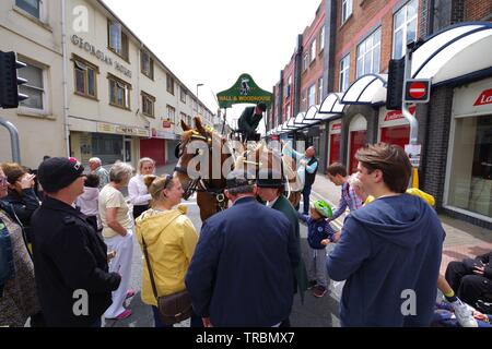 Ein viktorianisches Messe war in Dorchester, Dorset am 2. Juni 2019 in der Feier von dem, was Thomas Hardy 139. Geburtstag gewesen wäre, und 90 Jahre seit seinem Tod statt. Eine Stadt der Prozession und der Kranzniederlegung bei Thomas Hardy Statue Statt. Die purbeck Dorf Chor sang bei der Shire Hall, Maibaum tanzen und ein Kasperletheater war Teil dieser Jahre Unterhaltung. Stockfoto