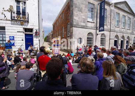 Ein viktorianisches Messe war in Dorchester, Dorset am 2. Juni 2019 in der Feier von dem, was Thomas Hardy 139. Geburtstag gewesen wäre, und 90 Jahre seit seinem Tod statt. Eine Stadt der Prozession und der Kranzniederlegung bei Thomas Hardy Statue Statt. Die purbeck Dorf Chor sang bei der Shire Hall, Maibaum tanzen und ein Kasperletheater war Teil dieser Jahre Unterhaltung. Stockfoto