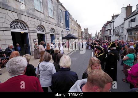 Ein viktorianisches Messe war in Dorchester, Dorset am 2. Juni 2019 in der Feier von dem, was Thomas Hardy 139. Geburtstag gewesen wäre, und 90 Jahre seit seinem Tod statt. Eine Stadt der Prozession und der Kranzniederlegung bei Thomas Hardy Statue Statt. Die purbeck Dorf Chor sang bei der Shire Hall, Maibaum tanzen und ein Kasperletheater war Teil dieser Jahre Unterhaltung. Stockfoto