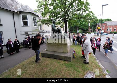 Ein viktorianisches Messe war in Dorchester, Dorset am 2. Juni 2019 in der Feier von dem, was Thomas Hardy 139. Geburtstag gewesen wäre, und 90 Jahre seit seinem Tod statt. Eine Stadt der Prozession und der Kranzniederlegung bei Thomas Hardy Statue Statt. Die purbeck Dorf Chor sang bei der Shire Hall, Maibaum tanzen und ein Kasperletheater war Teil dieser Jahre Unterhaltung. Stockfoto