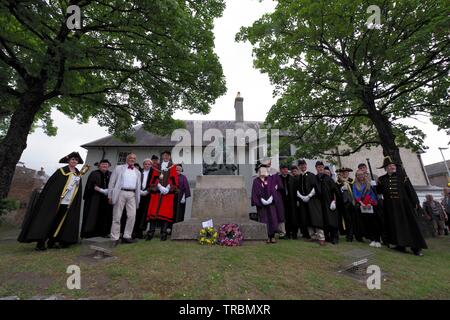 Ein viktorianisches Messe war in Dorchester, Dorset am 2. Juni 2019 in der Feier von dem, was Thomas Hardy 139. Geburtstag gewesen wäre, und 90 Jahre seit seinem Tod statt. Eine Stadt der Prozession und der Kranzniederlegung bei Thomas Hardy Statue Statt. Die purbeck Dorf Chor sang bei der Shire Hall, Maibaum tanzen und ein Kasperletheater war Teil dieser Jahre Unterhaltung. Stockfoto