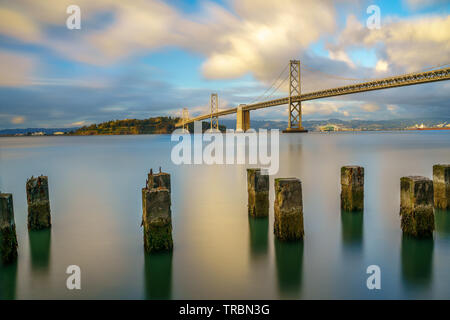 Bay Bridge ist in Kalifornien, USA, und verbindet San Francisco und Oakland. Die Fertigstellung im Jahr 1936 und ist eine der wichtigsten Sehenswürdigkeiten von Stockfoto