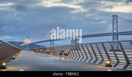 Bay Bridge ist in Kalifornien, USA, und verbindet San Francisco und Oakland. Die Fertigstellung im Jahr 1936 und ist eine der wichtigsten Sehenswürdigkeiten von Stockfoto